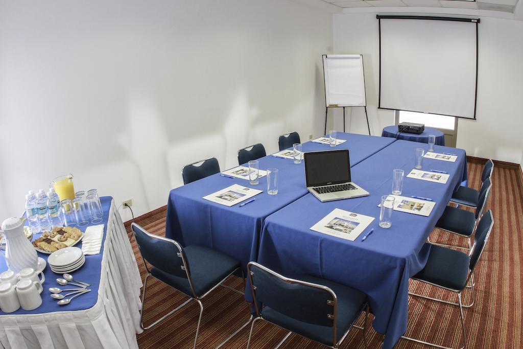 Wyndham Garden Monterrey Valle Real Business photo
